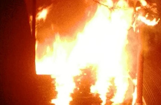 В Батайске ночью сгорел трехэтажный частный дом