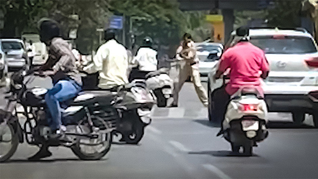 В Индии водителей бьют палками за нарушение карантина