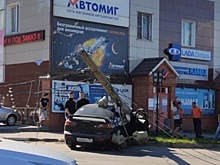 Столб упал на автомобиль в Павлове
