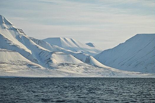 За полярным кругом: один день из жизни контейнеровоза на Северном морском пути