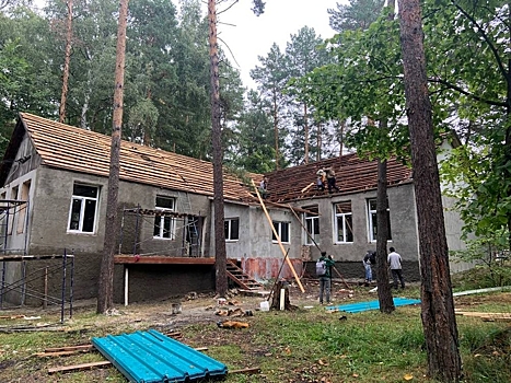 Алексей Комаров проверил ход ремонтных работ в детском лагере «Солнечная поляна»
