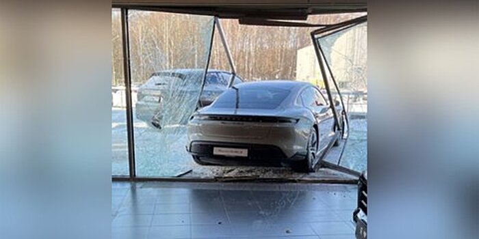 Блогер Литвин протаранил витрину автосалона на Porsche в Москве