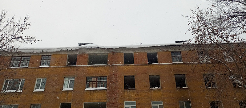 В Перми неубранный с крыши расселенного дома снег угрожает прохожим