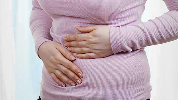 Колики у грудничка. Метеоризм в животе у ребенка. У малыша постоянно урчит в животе. Как понять что колики. Бурчит животик у новорожденных.