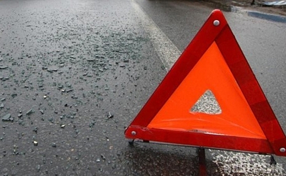 В Курске «Фольксваген Поло» врезался в бордюр