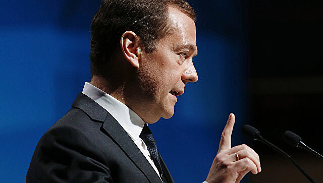Медведев напомнил о проблеме школьного обучения в три смены