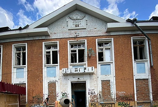 В Омске решили снести заброшенную школу на улице Свобода, которую не смогли продать