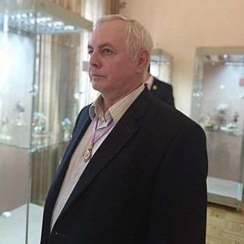 Выставка тагильского камнереза, чьи произведения преподносились в дар Владимиру Путину и Борису Ельцину, открылась в Екатеринбурге
