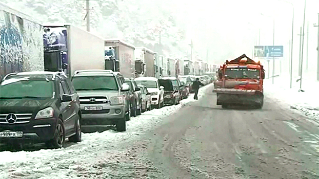 Снегопад парализовал движение по Военно-Грузинской дороге