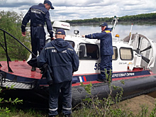 В Приамурье спасатели помогли добраться до больницы мужчине из отрезанного водой села