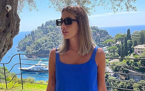 Кети Топурия выгуляла в Италии короткое платье-«майку» за 115 тысяч рублей