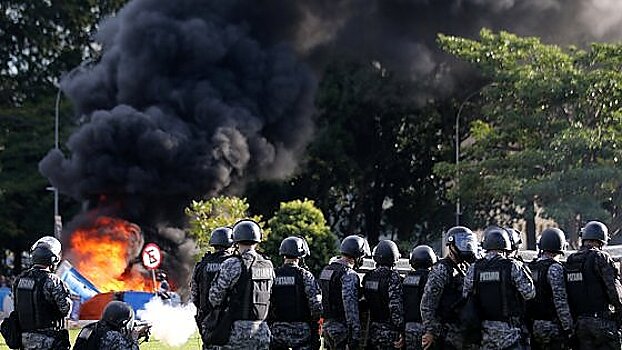 В Бразилии манифестанты подожгли еще одно министерство