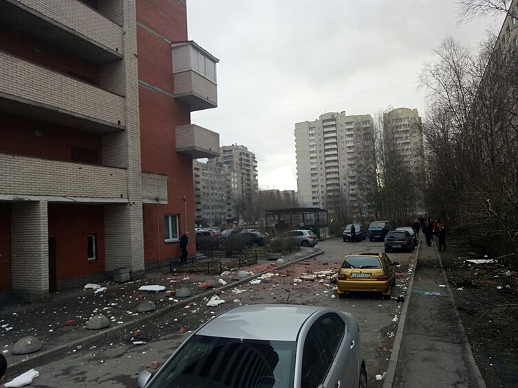 Очевидцы сообщили, что в доме на востоке Петербурга произошел взрыв