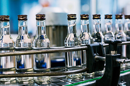 "Ъ": в России замедлился темп производства водки у ряда компаний