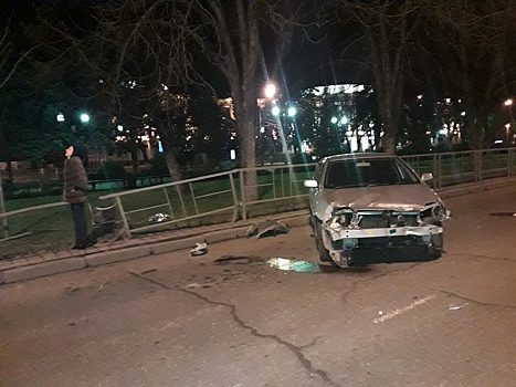 Toyota развернуло в металлический забор в центре Краснодара