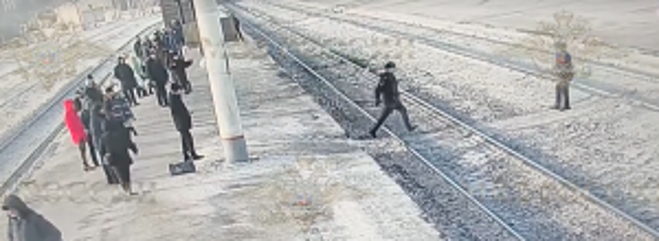 На железнодорожной станции Юрга полицейский предотвратил трагедию