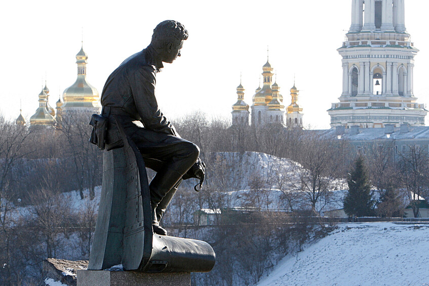 Памятник актеру и режиссеру Леониду Быкову, посвященный летчикам Великой Отечественной войны 1941-1945 гг., на фоне Киево-Печерской лавры, 2008 год