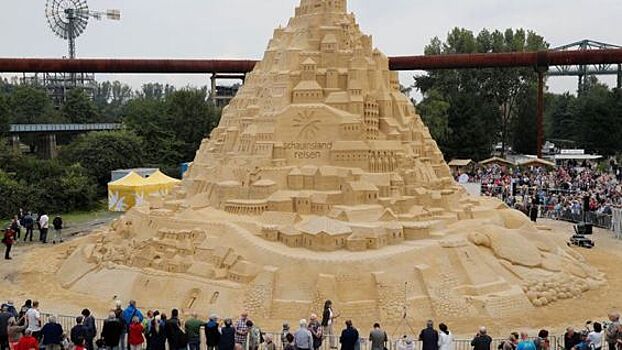 "Пятиэтажку" из песка построили в Германии