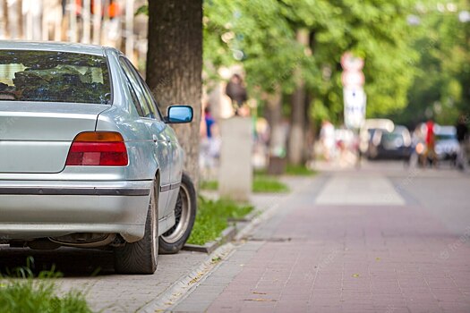 Штраф за парковку на газоне в Новосибирске могут увеличить до 3 тысяч рублей