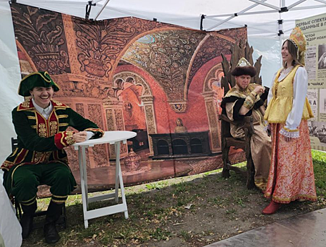 В парке Городского округа Пушкинский в День России Петр Первый и Иван грозный встречали гостей театрального променада