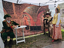 В парке Городского округа Пушкинский в День России Петр Первый и Иван грозный встречали гостей театрального променада