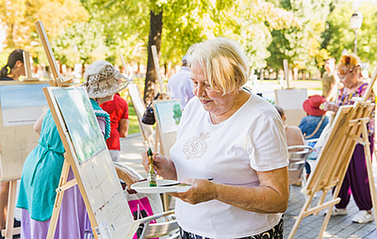 В парках столицы открывается сезон пленэров по программе "Московское долголетие"