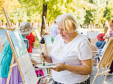 В парках столицы открывается сезон пленэров по программе "Московское долголетие"
