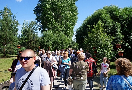 Толпы, парковка на газонах, торговля: Как прошел день открытых дверей в омском дендропарке