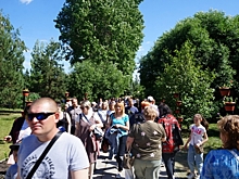 Толпы, парковка на газонах, торговля: Как прошел день открытых дверей в омском дендропарке