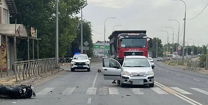 Дончанин на электромопеде столкнулся с автомобилем