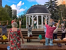 Для участников «Московского долголетия» из Хорошево-Мневников провели спортивную разминку