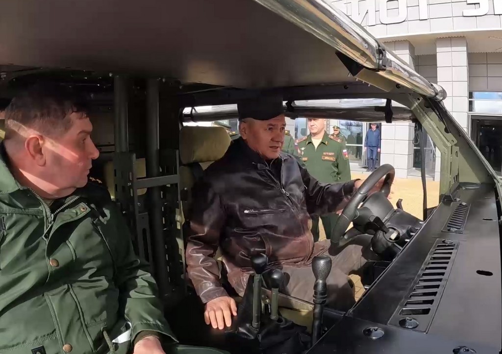 Шойгу опробовал новый бронеавтомобиль для российских спецподразделений