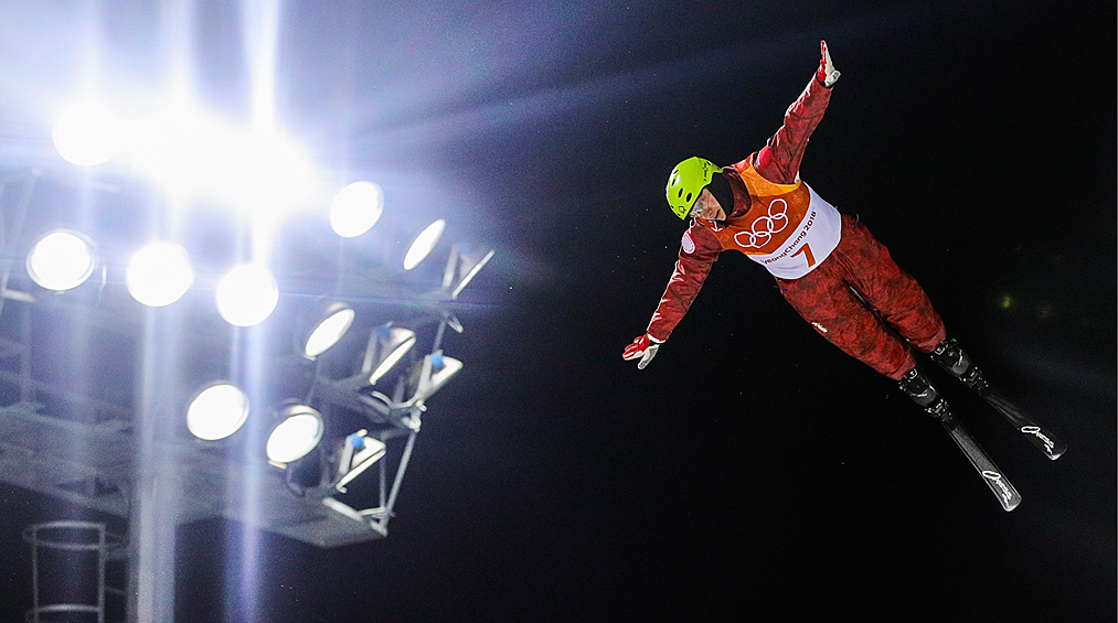 Илья Буров (Россия) в финале лыжной акробатики на соревнованиях по фристайлу