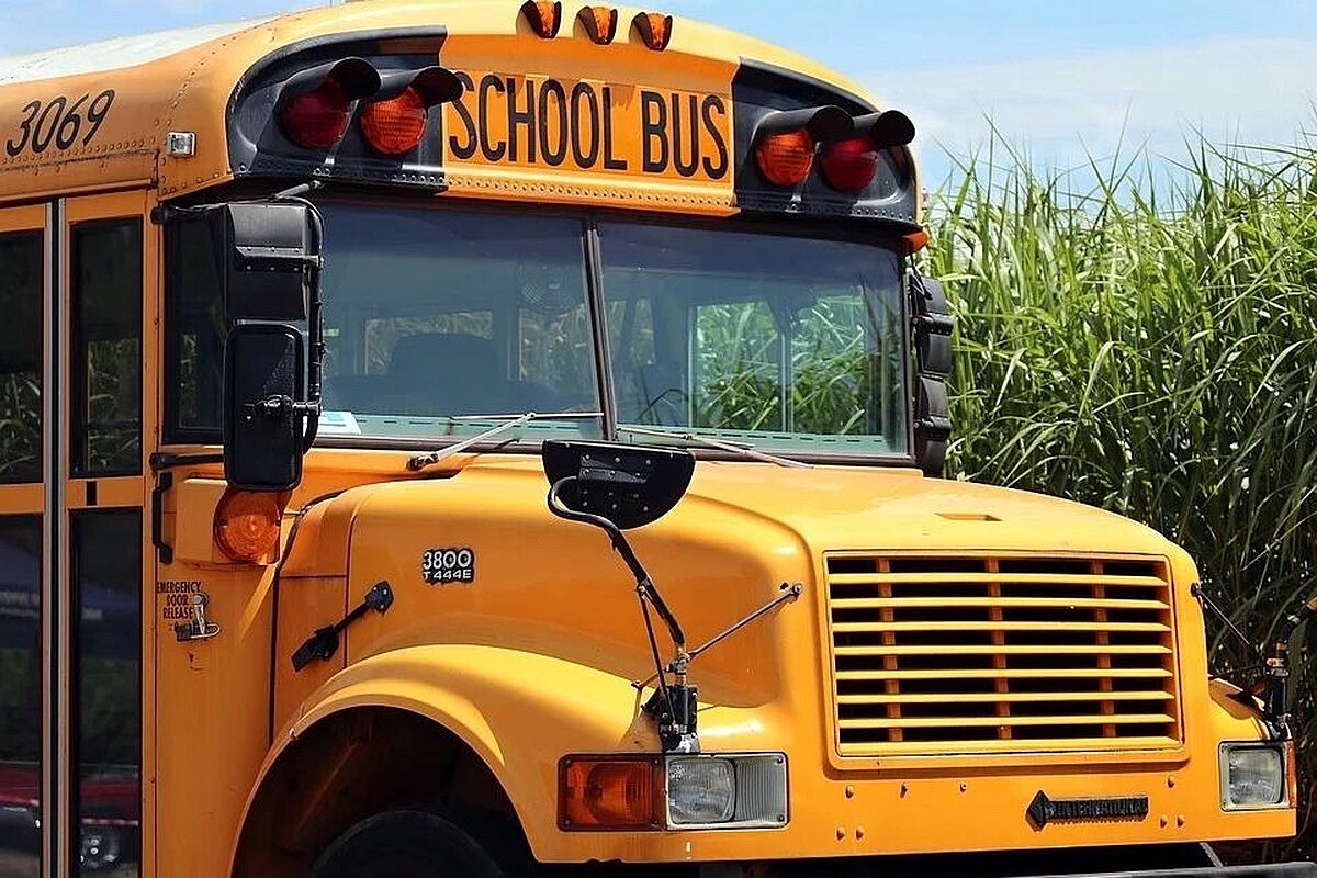 Неизвестные напали на школьный автобус в Косове