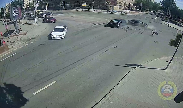Момент утреннего тройного ДТП в центре Волгограда попал на видео