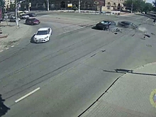 Момент утреннего тройного ДТП в центре Волгограда попал на видео