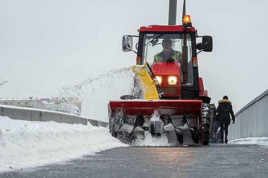 Дорожные службы Москвы продолжили расчистку улиц столицы от снега