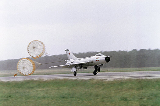 Не туда попал: советский МиГ-21ПФМ сбежал с аэродрома НАТО 55 лет назад