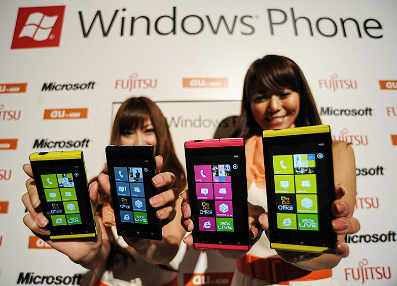 В 2010 году Microsoft пыталась подарить миру операционную систему для мобильных устройств Windows Phone. Новой ОС оснащались смартфоны HTC и Nokia Lumia. Пользователи хвалили Windows Phone за уникальный пользовательский интерфейс, дизайн и плавность работы. Тем не менее, уже в 2019 году дальнейшая разработка мобильной ОС была свернута. 