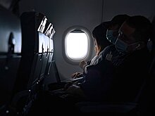 Прижимавшийся к попутчице весь перелет пассажир самолета был обруган в сети