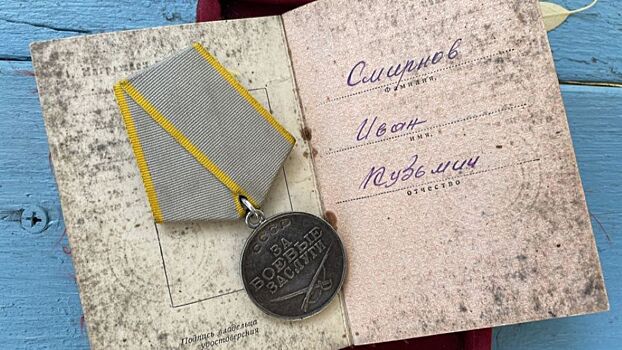 Житель Барнаула вернул внукам ветерана потерянную 80 лет назад медаль