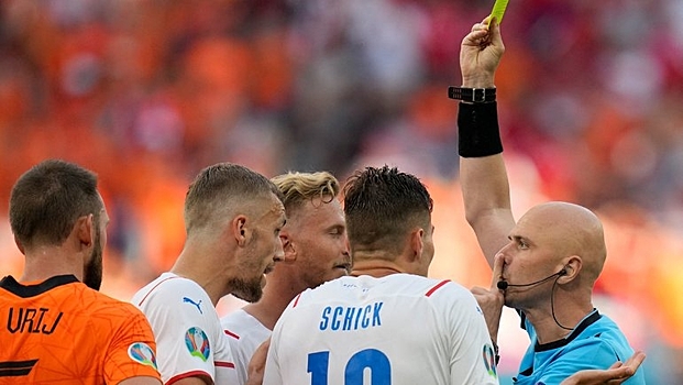 Голландия — Чехия: де Лигт удален правильно, в чем ошибка Карасева?