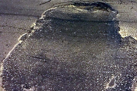 Пробитые колеса и дырка в радиаторе: пять машин угодили в яму на проспекте Нагибина