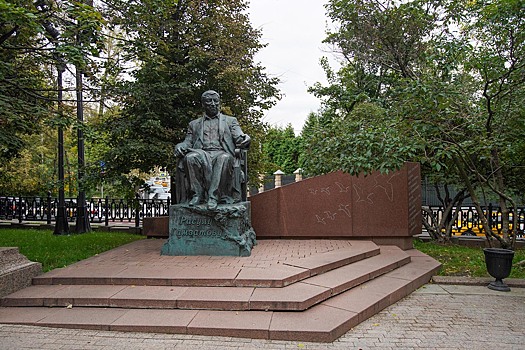 Памятник поэту Расулу Гамзатову отремонтируют в столице