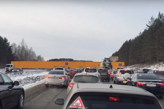 Грузовик, перегородивший трассу «Челябинск – Екатеринбург», попал на видео