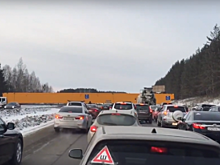 Грузовик, перегородивший трассу «Челябинск – Екатеринбург», попал на видео