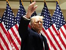Загадочные пятна на руке Трампа породили волну шуток в сети