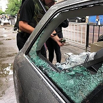 Во Львове противнику Порошенко бросили гранату в авто