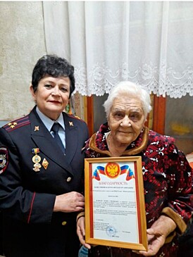 В Новочеркасске пенсионерка передала ветеранской организации воск для изготовления окопных свечей участникам СВО