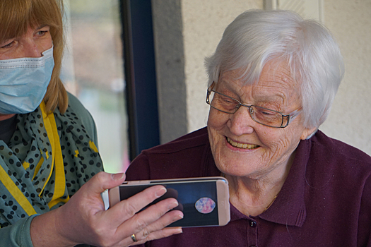 Пожилые люди со слуховым аппаратом на 48% реже страдают деменцией